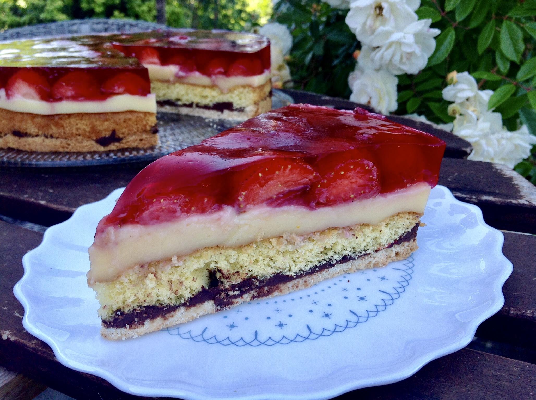 Erdbeertorte mit Pudding und Schokolade