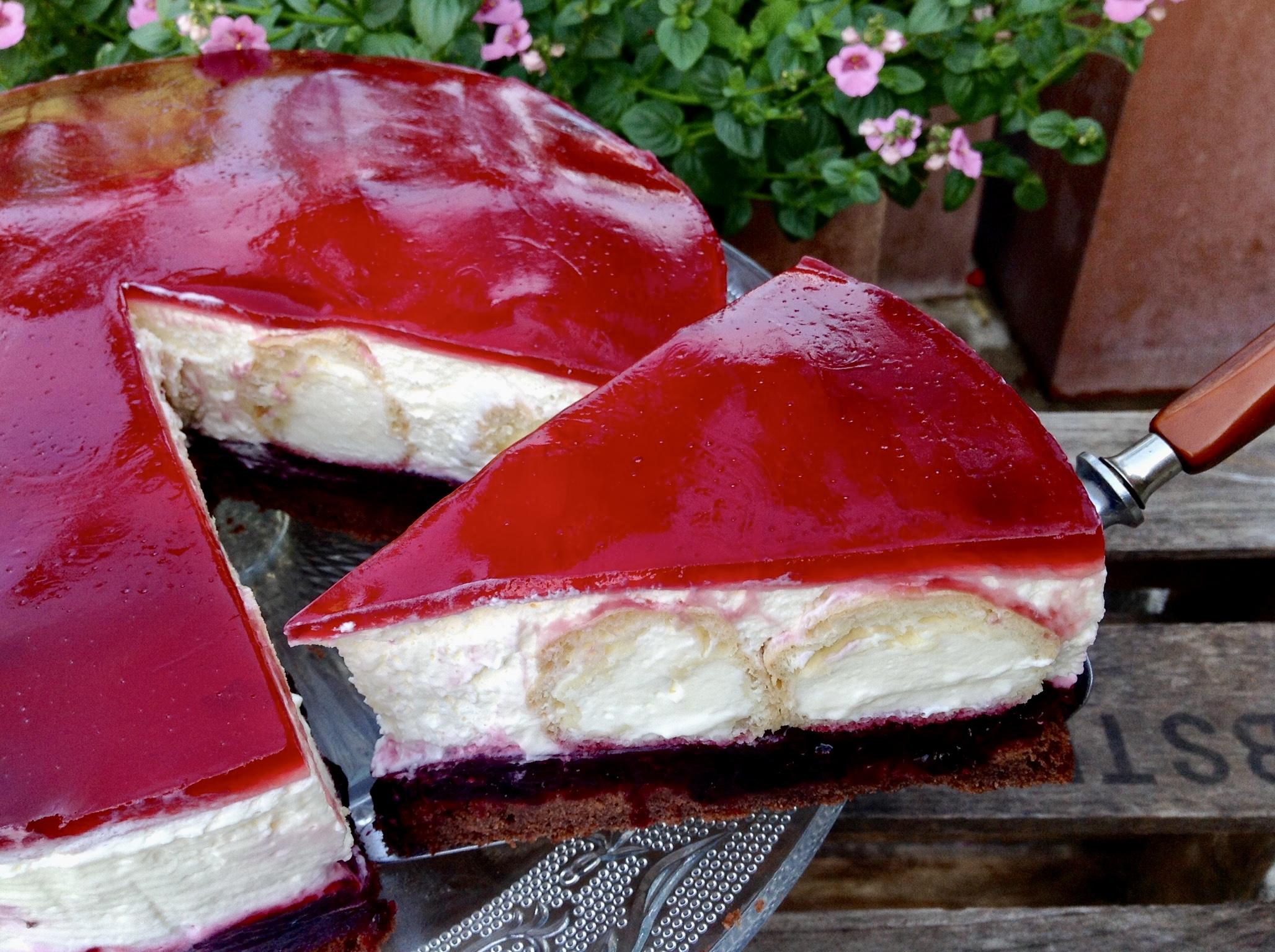 Windbeuteltorte mit Schwarzen Johannisbeeren