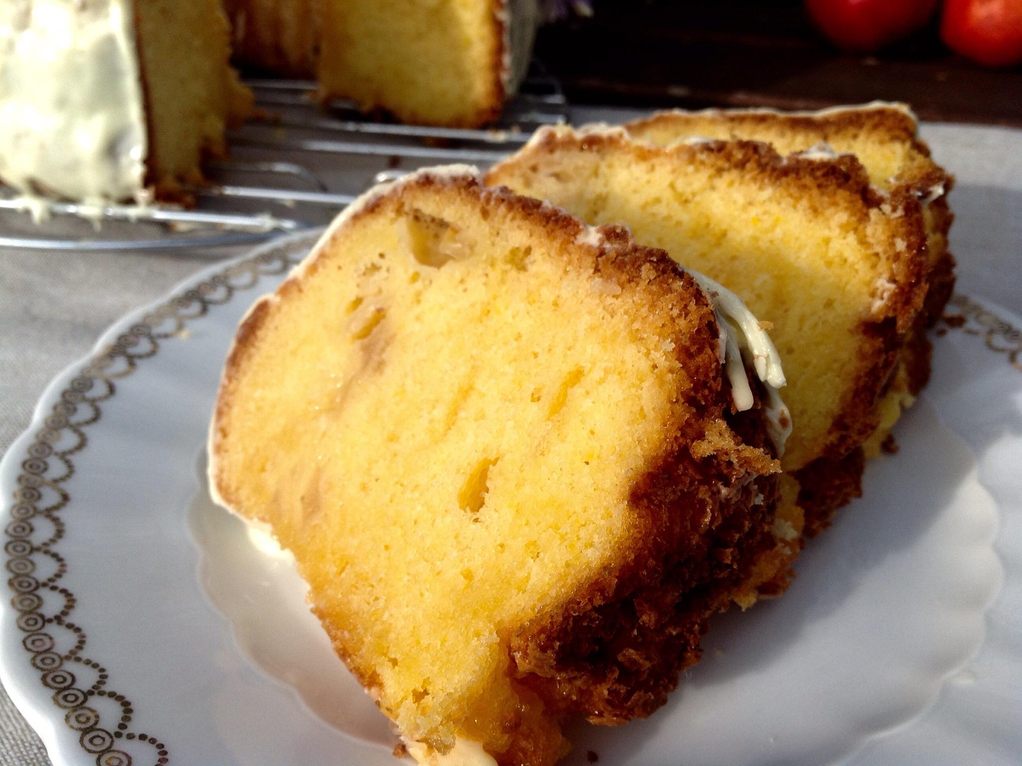 Eierlikörkuchen mit Äpfeln und weißer Schokolade