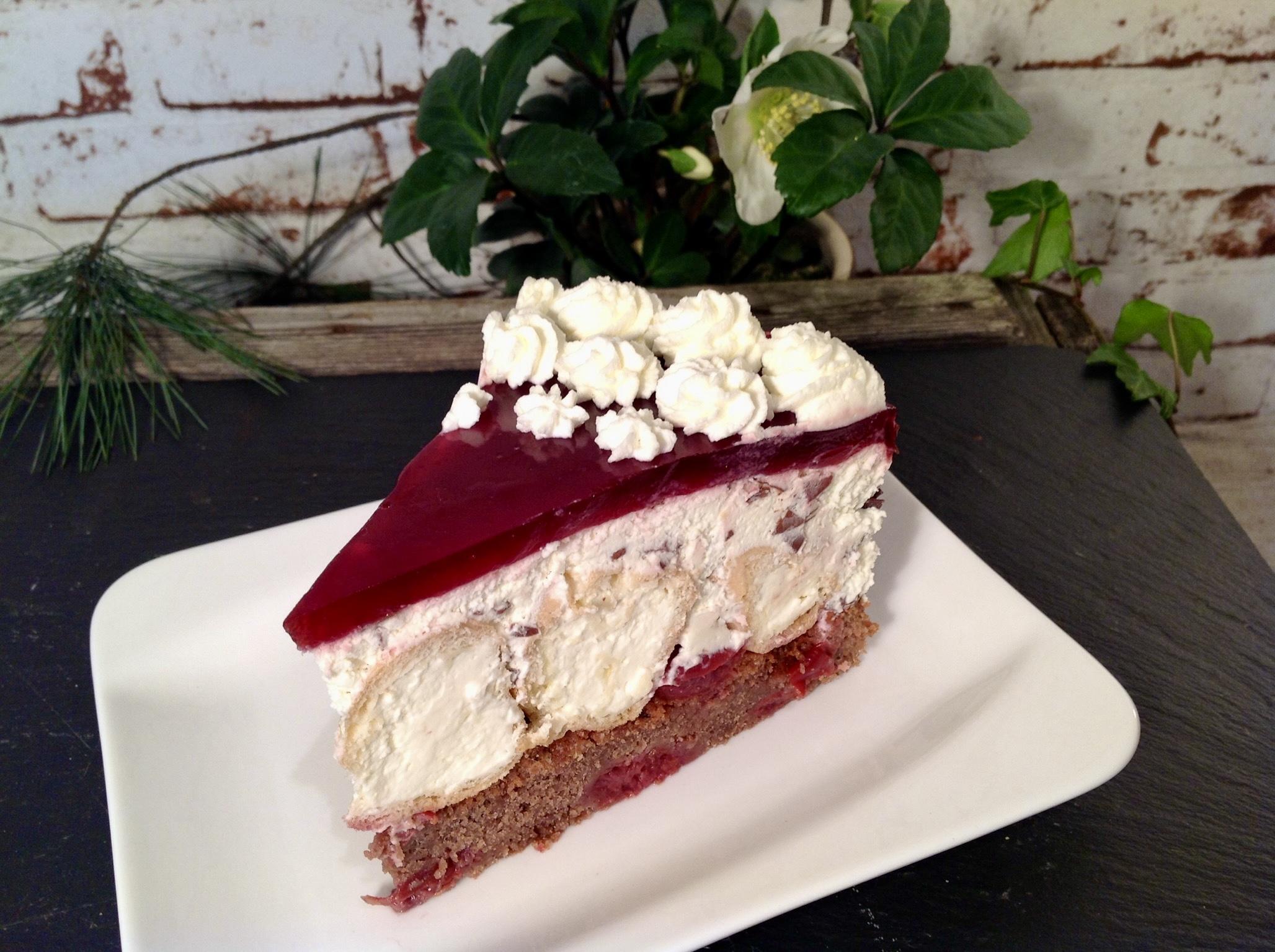 Windbeutel- Schoko- Torte mit Kirschen