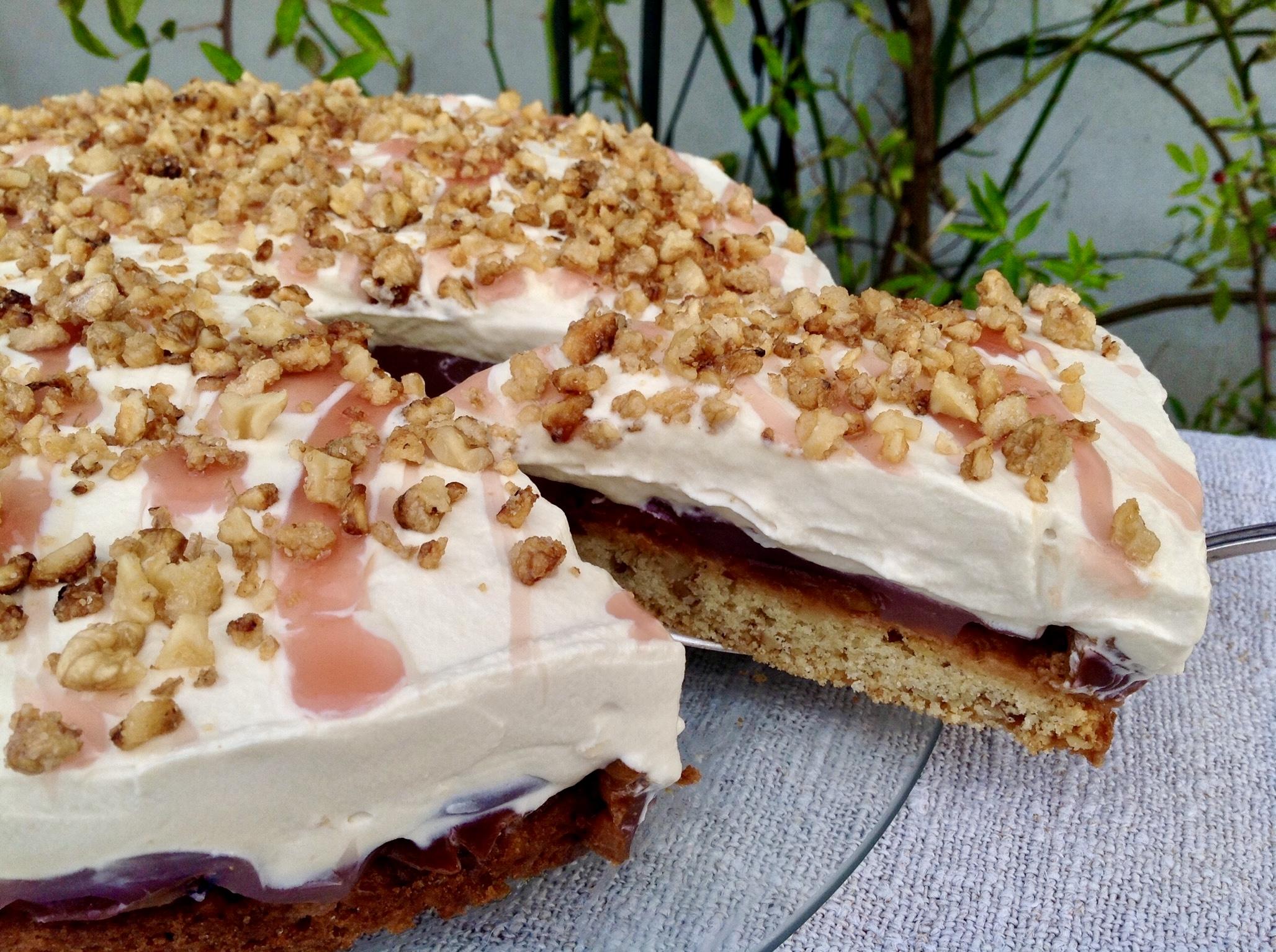 Walnusstorte mit Pflaumen und einer Cappuccinocreme 